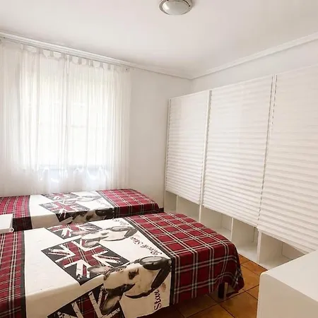 Spacious 3 Bedroom Flat 1 Min To With Terrace Apartment *